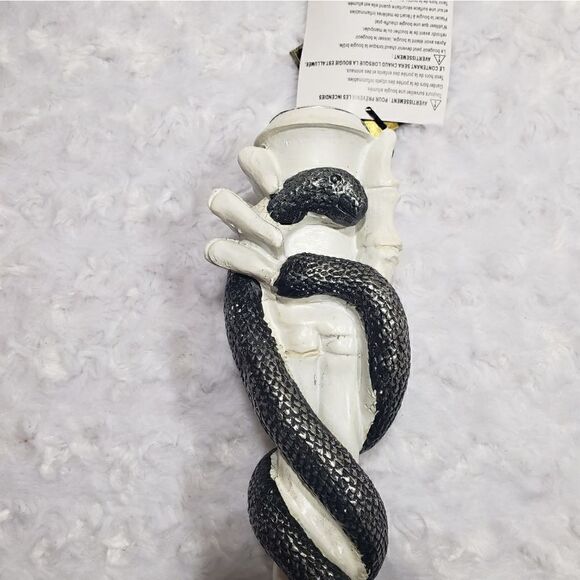 Skeleton hand and snake candle holder - Picture 4 of 9